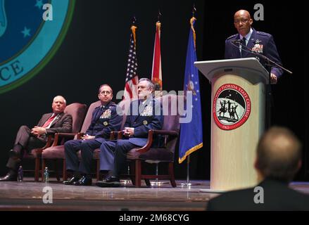 Stabschef des Air Force Generals CQ Brown, Jr. spricht während der Doolittle Raider Goblet Zeremonie im Mattie Kelly Arts Center am Northwest Florida State College, Niceville, Florida, am 18. April 2022. Am 18. April 1942 waren Flugzeuge der USA Army Air Forces flog 16 nordamerikanische B-25-Bomber an Bord der USA Marineflieger USS Hornet zu einem Ort in Startweite von den japanischen Inseln für einen direkten Flugeinsatz gegen Tokio. Stockfoto