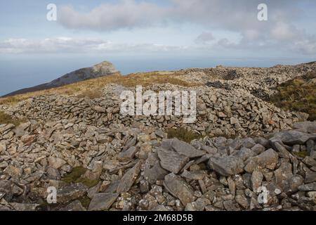 Tre’r Ceiri ist ein Hillfort aus der Eisenzeit an den Hängen von Yr Eifl, oder den Rivalen. Wales Stockfoto