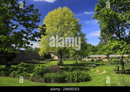 Blick über die Sculpture Gardens im Burghley House, dem elisabethanischen Herrensitz an der Grenze von Cambridgeshire und Lincolnshire, England. Stockfoto