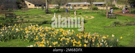 Blick über die Sculpture Gardens im Burghley House, dem elisabethanischen Herrensitz an der Grenze von Cambridgeshire und Lincolnshire, England. Stockfoto