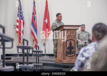 Oberst Jonathan A. Ishikawa, ehemaliger Befehlshaber des 29. Infanteriebrigaden-Kampfteams, hält eine Rede während der Zeremonie zum Kommandowechsel in Kalaeloa, Hawaii, am 18. April 2022. Ishikawa übergab die Position des Kommandanten an Oberstleutnant David R. Hatcher. Stockfoto