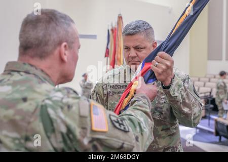 Brigadegeneral der hawaiianischen Nationalgarde (HIARNG). General Stephen F. Logan, HIARNG Commander, übergibt den Guidon an Oberstleutnant David R. Hatcher II., ankommender Befehlshaber des 29. Infanterie-Brigaden-Kampfteams während einer Zeremonie zur Befehlsänderung, Kalaeloa, Hawaii, 18. April 2022. Eine Zeremonie zum Kommandowechsel symbolisiert den Austausch von einem Kommandeur zum nächsten. Stockfoto