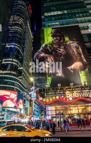 Times Square U-Bahn an der Kreuzung von Broadway und 42. Street mit riesigen Werbeträgern bei Nacht, New York City, USA Stockfoto