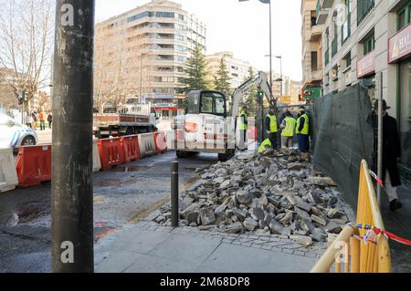 Arbeitet auf einem Bürgersteig im Stadtzentrum aufgrund einer kaputten Wasserleitung und leitet den Verkehr von der Straße ab. Stockfoto