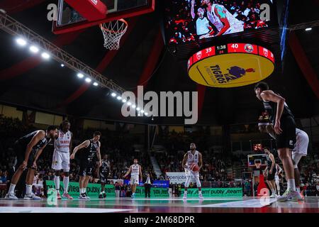 Markel Brown #22 von Pallacanestro Varese OpenJobMetis in Aktion während der LBA Lega Basket Ein reguläres Saisonspiel 2022/23 zwischen Pallacanestro Varese OpenJobMetis und Bertram Yachts Derthona Basket Tortona in der Enerxenia Arena, Varese, Italien, am 02. Januar 2023 Stockfoto