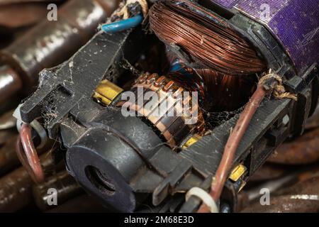 Nahaufnahme der Kupferkommutatorleiste des Elektromotors. Elektrischer Motorrotor Stockfoto