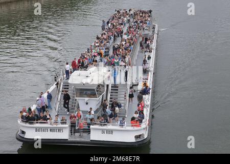 Eine Bootstour oder Kreuzfahrt auf der Seine in Paris, der Durchlauf durch Bateaux Mouches Stockfoto