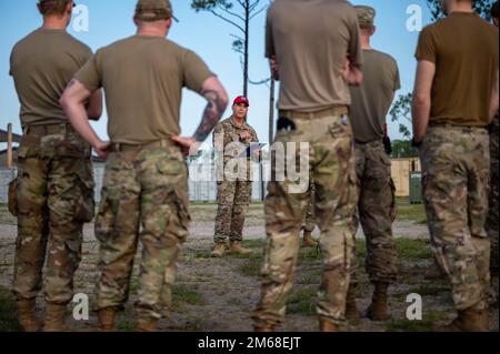 USA Air Force Staff Sgt. Cameron Seymour, 823d Rapid Engineer Deployable Heavy Operational Repair Squadron Engineers, Einheit 1 Special Capabilities Instructor, gibt eine Gruppe von Airmen auf dem Luftwaffenstützpunkt Tyndall, Florida, 18. April 2022. Die Luftwaffenabwehr erreichte die Einheit, um an der Air Force Civil Engineer Readiness Challenge teilzunehmen, einer bahnbrechenden Veranstaltung, die die Fähigkeiten von Bauingenieuren zur Durchführung integrierter Basisreaktions- und Wiederherstellungsoperationen im gesamten Spektrum demonstriert. Stockfoto