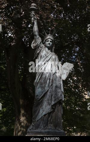 Eine bronzene Nachbildung einer Version der Freiheitsstatue im Jardin du Luxembourg in Paris. Stockfoto