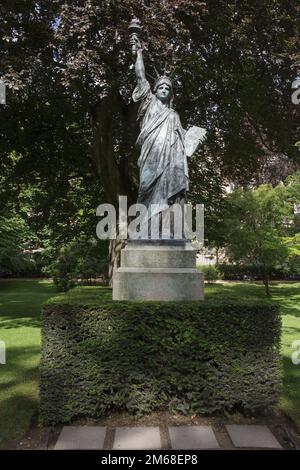 Eine bronzene Nachbildung einer Version der Freiheitsstatue im Jardin du Luxembourg in Paris. Stockfoto