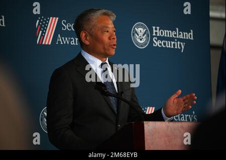 John K. Tien, der stellvertretende Minister für Heimatschutz, veranstaltet eine Preisverleihung in den USA Küstenwache San Diego, 29. April 2022. Diese jährliche Zeremonie würdigt die außergewöhnlichen individuellen und kollektiven Leistungen der Belegschaft. Stockfoto