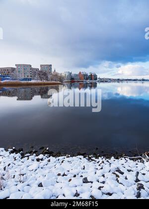 Blick Über Den Warnow River Bis Zur Hansestadt Rostock Im Winter. Stockfoto