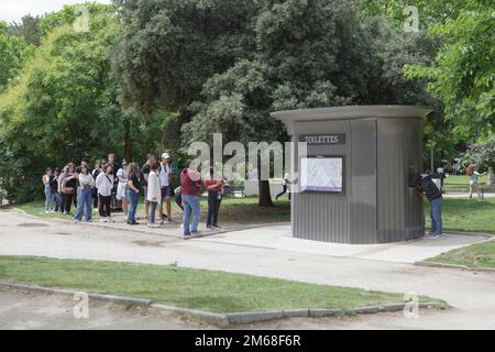 Eine Schlange für eine öffentliche Toilette oder Sanisette, entworfen von Patrick Jouin, in der Nähe des Eiffelturms in Paris Stockfoto