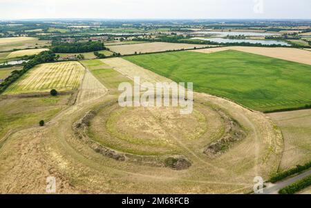 Thornborough Henges prähistorisches neolithisches Hühnchen-Trio. Masham, Yorkshire. Blick über die Bäume von Mitte bis Norden. Jeder Henkel hat einen Durchmesser von ca. 240m mm Stockfoto