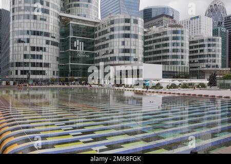 Das Cœur Défense, ein Bürokomplex und Wolkenkratzer im Herzen von La Défense, dem Geschäftsviertel in Paris Stockfoto