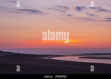 Sonnenaufgang Im Wattenmeer Auf Der Insel Amrum. Stockfoto