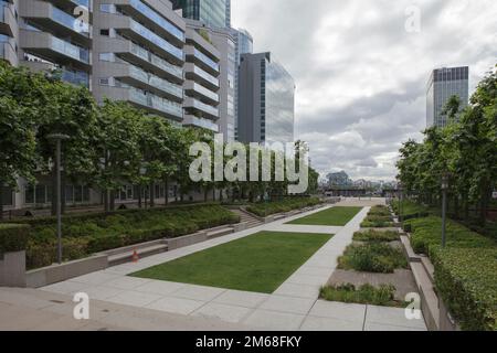 Die Esplanade du Général de Gaulle ist eine der Grünflächen in La Défense, dem Geschäftsviertel von Paris Stockfoto