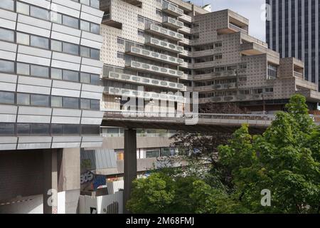 Der Apartmentkomplex Damiers am Rande von La Defense besteht aus 640 Wohnungen in vier Gebäuden Stockfoto