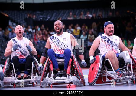 US-Rentner Army Staff Sergeant Shawn Runnells, US-pensioniert Armeespezialist Brent Knoblauch und US-Rentner Navy Hospital Corpsman Third Class Michael Diaz tritt beim Rollstuhl-Rugby-Spiel gegen Team United Kingdom während der Invictus Games The Hague, Niederlande, am 19. April 2022 an. Stockfoto