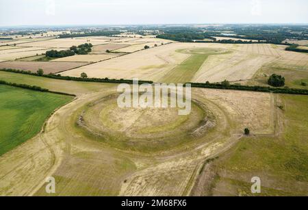 Thornborough Henges prähistorisches neolithisches Hühnchen-Trio bei Masham, Yorkshire. Blick über das Zentrum bis nach South henge. Jeder Henkel hat einen Durchmesser von ca. 240m mm Stockfoto