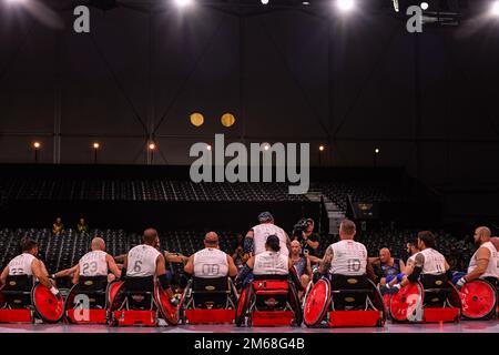 Team US-Athleten drängen sich vor einem Rollstuhl-Rugby-Wettbewerb für die Invictus Games the Hague, Niederlande, 19. April 2022. Die Invictus Games bestehen aus fast 20 Nationen, mehr als 500 militärischen Wettbewerbern, die an 10 Sportveranstaltungen vom 16. Bis 22. April 2022 teilnehmen. IG22, Invictus Games, WeAreTeamUS, Rollstuhl Rugby, Stockfoto