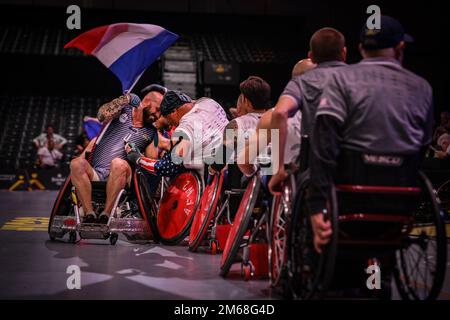 Der pensionierte US Navy Utilitiesman Second Class Joshua Laban teilt einen Moment mit einem Athleten aus Frankreich während eines Rollstuhl-Rugby-Wettbewerbs für die Invictus Games in den Haag, Niederlande, 19. April 2022. Die Invictus Games bestehen aus fast 20 Nationen, mehr als 500 militärischen Wettbewerbern, die an 10 Sportveranstaltungen vom 16. Bis 22. April 2022 teilnehmen. IG22, Invictus Games, WeAreTeamUS, Rollstuhl Rugby, Stockfoto