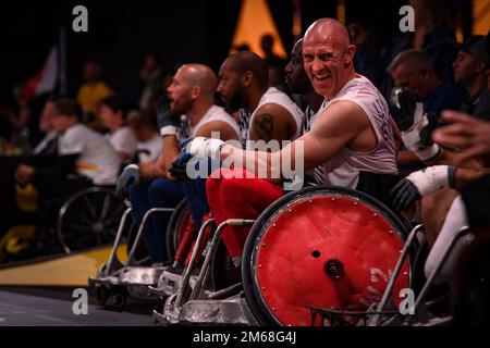 Pensionierter U.S. Air Force Tech. Sgt. Joshua Smith lacht auf der Seite während eines Rollstuhl-Rugby-Wettbewerbs für die Invictus Games in den Haag, Niederlande, 19. April 2022. Die Invictus Games bestehen aus fast 20 Nationen, mehr als 500 militärischen Wettbewerbern, die an 10 Sportveranstaltungen vom 16. Bis 22. April 2022 teilnehmen. IG22, Invictus Games, WeAreTeamUS, Rollstuhl Rugby, Stockfoto