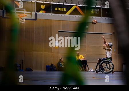 Kenneth Guinn, Meister der US-Luftwaffe, schießt einen Ball während des Rollstuhlbasketballtrainings für die Invictus Games in den Haag, Niederlande, 19. April 2022. Die Invictus Games bestehen aus fast 20 Nationen, mehr als 500 militärischen Wettbewerbern, die an 10 Sportveranstaltungen vom 16. Bis 22. April 2022 teilnehmen. IG22, Invictus Games, WeAreTeamUS, Rollstuhlbasketball, Stockfoto