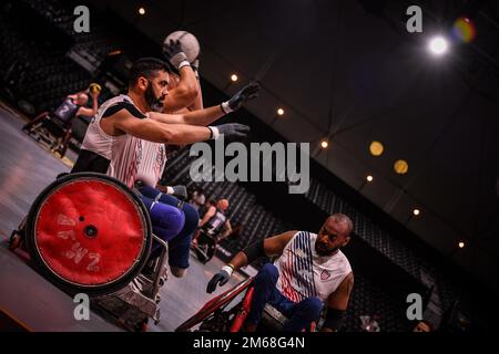 Der pensionierte US-Air Force Master Sergeant Andres Rodriguez bereitet sich darauf vor, den Ball während der Aufwärmphase zu fangen, kurz vor einem Rollstuhl-Rugby-Wettbewerb für die Invictus Games the Hague, Niederlande, 19. April 2022. Die Invictus Games bestehen aus fast 20 Nationen, mehr als 500 militärischen Wettbewerbern, die an 10 Sportveranstaltungen vom 16. Bis 22. April 2022 teilnehmen. IG22, Invictus Games, WeAreTeamUS, Rollstuhl Rugby, Stockfoto