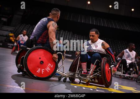 Joel Rodriguez, ehemaliger Stab der US-Armee, blockiert einen französischen Athleten während eines Rollstuhl-Rugby-Wettbewerbs für die Invictus Games in den Haag, Niederlande, 19. April 2022. Die Invictus Games bestehen aus fast 20 Nationen, mehr als 500 militärischen Wettbewerbern, die an 10 Sportveranstaltungen vom 16. Bis 22. April 2022 teilnehmen. IG22, Invictus Games, WeAreTeamUS, Rollstuhl Rugby, Stockfoto