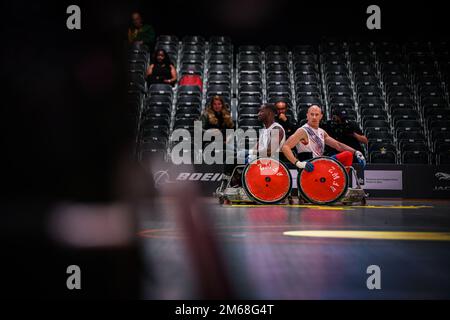 Reservieren Sie U.S. Air Force Tech. Sgt. Kevin Greene und pensionierter U.S. Air Force Tech. Sgt. Joshua Smith, bereiten Sie sich auf die Verteidigung während eines Rollstuhl-Rugby-Wettbewerbs für die Invictus Games in den Haag, Niederlande, 19. April 2022 vor. Die Invictus Games bestehen aus fast 20 Nationen, mehr als 500 militärischen Wettbewerbern, die an 10 Sportveranstaltungen vom 16. Bis 22. April 2022 teilnehmen. IG22, Invictus Games, WeAreTeamUS, Rollstuhl Rugby, Stockfoto