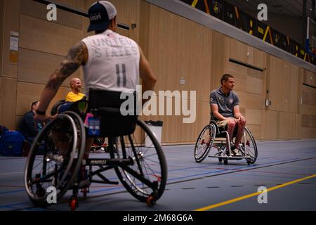 Das US-amerikanische Rollstuhl-Basketballtrainer Daniel Cashen beobachtet die Athleten beim Training für die Invictus Games in den Haag, Niederlande, 19. April 2022. Die Invictus Games bestehen aus fast 20 Nationen, mehr als 500 militärischen Wettbewerbern, die an 10 Sportveranstaltungen vom 16. Bis 22. April 2022 teilnehmen. IG22, Invictus Games, WeAreTeamUS, Rollstuhlbasketball, Stockfoto