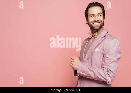 Positiver Veranstaltungsort in der Jacke, isoliert auf Pink, mit Kopierbereich, Stockbild Stockfoto
