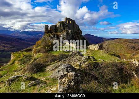 Das kleine Dorf und Schloss in Roqefixade, Ariege, französische Pyrenäen, Frankreich Stockfoto