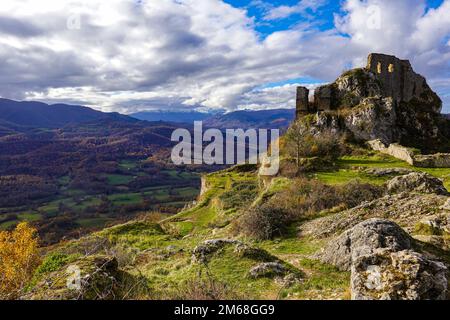 Das kleine Dorf und Schloss in Roqefixade, Ariege, französische Pyrenäen, Frankreich Stockfoto