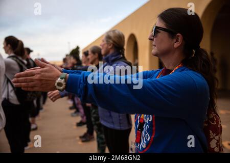 Kristen Knoedler, eine Pädagogin des 8. Marine Corps District, steht auf den gelben Fußabdrücken während eines Educators' Workshop im Marine Corps Recruit Depot San Diego, 19. April 2022. Im 8. Marine Corps District befinden sich Recruiting Stations, Denver, Houston, Dallas, San Antonio, Fort Worth, Albuquerque, Phoenix und Salt Lake City. Ausbilder wurden im Depot willkommen geheißen, um aus erster Hand zu erfahren, wie Personalschulungen aussehen. Stockfoto