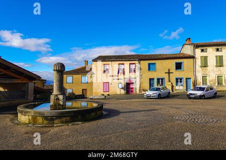 Brunnen mit Goldfischen im kleinen Dorf und Schloss in Roqefixade, Ariege, französische Pyrenäen, Frankreich Stockfoto