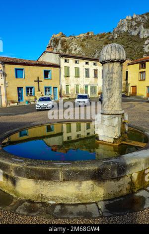 Brunnen mit Goldfischen im kleinen Dorf und Schloss in Roqefixade, Ariege, französische Pyrenäen, Frankreich Stockfoto