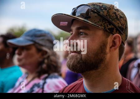 Erron Hopkins, ein Ausbilder des 8. Marine Corps District, steht auf den gelben Fußabdrücken während eines Lehrerseminars im Marine Corps Recruit Depot San Diego am 19. April 2022. Im 8. Marine Corps District befinden sich Recruiting Stations, Denver, Houston, Dallas, San Antonio, Fort Worth, Albuquerque, Phoenix und Salt Lake City. Ausbilder wurden im Depot willkommen geheißen, um aus erster Hand zu erfahren, wie Personalschulungen aussehen. Stockfoto