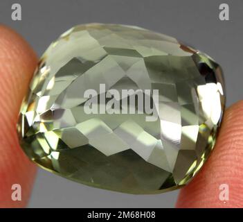 Natürlicher Edelsteingrüner Amethyst auf grauem Hintergrund Stockfoto