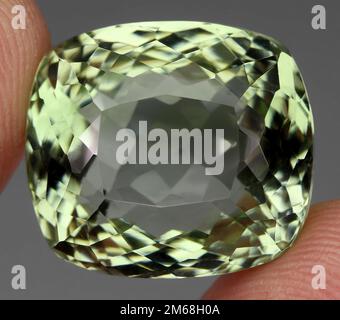 Natürlicher Edelsteingrüner Amethyst auf grauem Hintergrund Stockfoto