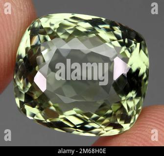 Natürlicher Edelsteingrüner Amethyst auf grauem Hintergrund Stockfoto