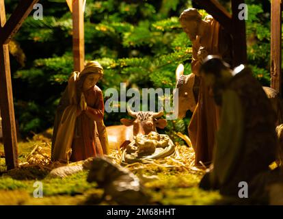 Die Geburt unseres Herrn Jesus Christus - Skulpturen in einer katholischen Kirche in Sibiu Rumänien Stockfoto