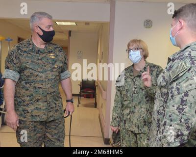 JACKSONVILLE, Florida (19. April 2022) – Konteradmiral James Hancock, Direktor des Navy Medical Corps, spricht mit Captain Teresa Allen, Befehlshaber des Naval Hospital Jacksonville, dem Kommandeur des Navy Medicine Readiness and Training Command Jacksonville, und LT. Commander. Michael Heimes auf einer Rundreise durch die Notaufnahme des Krankenhauses am 19. April. Stockfoto