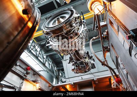 Der Motor eines Gasturbinenkompressors hängt während der Installation in einem Modul zur Stromerzeugung an einem Kran Stockfoto