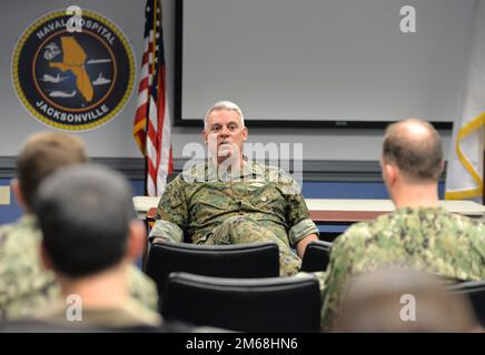 JACKSONVILLE, Florida (19. April 2022) – Konteradmiral James Hancock, Direktor des Navy Medical Corps, trifft sich am 19. April mit Beamten des Medical Corps vom Navy Medicine Readiness and Training Command Jacksonville und dem Naval Hospital Jacksonville. Stockfoto