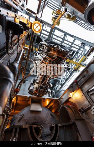 Der Motor eines Gasturbinenkompressors hängt während der Installation in einem Modul zur Stromerzeugung an einem Kran Stockfoto