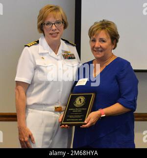 JACKSONVILLE, Florida (19. April 2022) – Captain Teresa Allen, Kommandeur des Naval Hospital Jacksonville, überreicht den Admiral Paul Kaufman Award an Patty Williams, eine Praktizierende Neugeborenenschwester an der University of Florida Health, beim Duval County Medical Society / Navy Dinner im Naval Air Station Jacksonville's Officers Club am 19. April. Die Duval County Medical Society wurde 1853 gegründet und war die erste medizinische Gesellschaft in Florida. Stockfoto