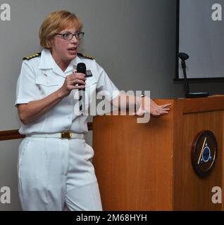 JACKSONVILLE, Florida (19. April 2022) – Capt. Teresa Allen, Kommandeur des Naval Hospital Jacksonville, spricht vor dem Publikum beim Duval County Medical Society / Naval Hospital Jacksonville Dinner im Naval Air Station Jacksonville Officers Club am 19. April. Stockfoto