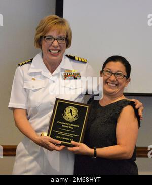 JACKSONVILLE, Florida (19. April 2022) – Kommandeur von Capt. Teresa Allen, Naval Hospital Jacksonville, überreicht den Circle of Excellence Award an Cecilia Kipnis, Associate Program Director von NH Jacksonville's Family Medicine Residency Program, beim Duval County Medical Society / Navy Dinner im Naval Air Station Jacksonville's Officers Club am 19. April. Die Duval County Medical Society wurde 1853 gegründet und war die erste medizinische Gesellschaft in Florida. Stockfoto